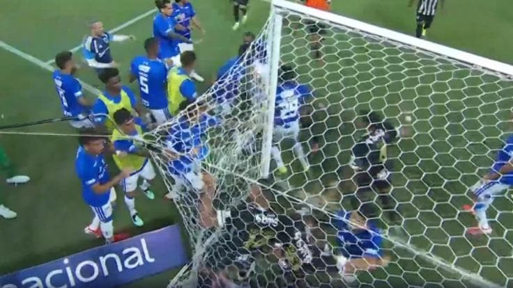 Clássico entre Cruzeiro e Atlético bate recorde de expulsões no Brasil