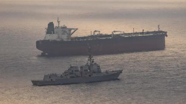 Petroleiro é atingido por projétil e fica inoperante na costa de Omã