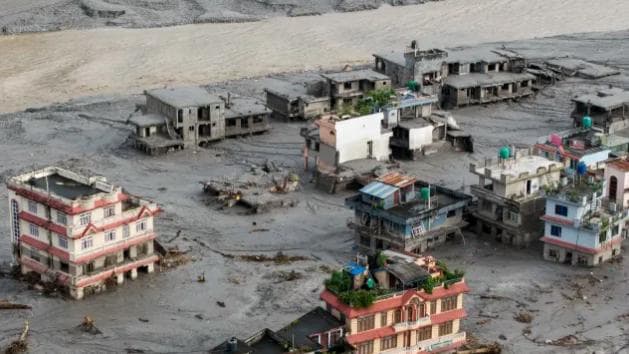 Lago formado após deslizamento ameaça romper e causar novo desastre no Nepal