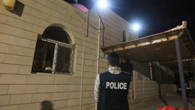 Ataque a igreja na Jordânia deixa oito mortos e dezenas de feridos durante cortejo fúnebre